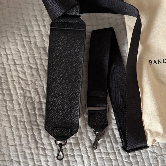 BANDOLIER Lana Glasses Strap
ADJUSTABLE CROSSBODY GLASSES POUCH IN BLACK/PEWTER - Picture 8 of 12